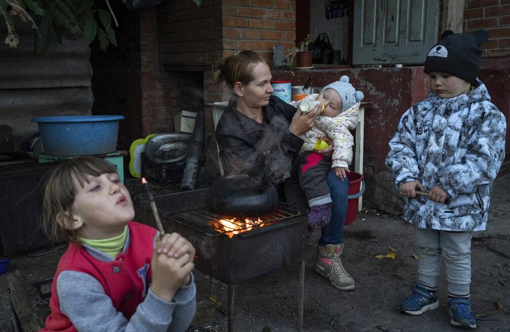 Margarita Tkačenko hrani svoju devetomjesečnu kćer Sofiju u nedavno oslobođenom gradu Iziumu u Ukrajini - Avaz
