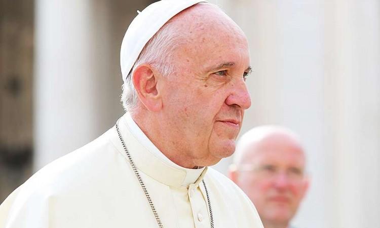 Papa Franjo dobio personalizirane patike s grbom i svojim imenom