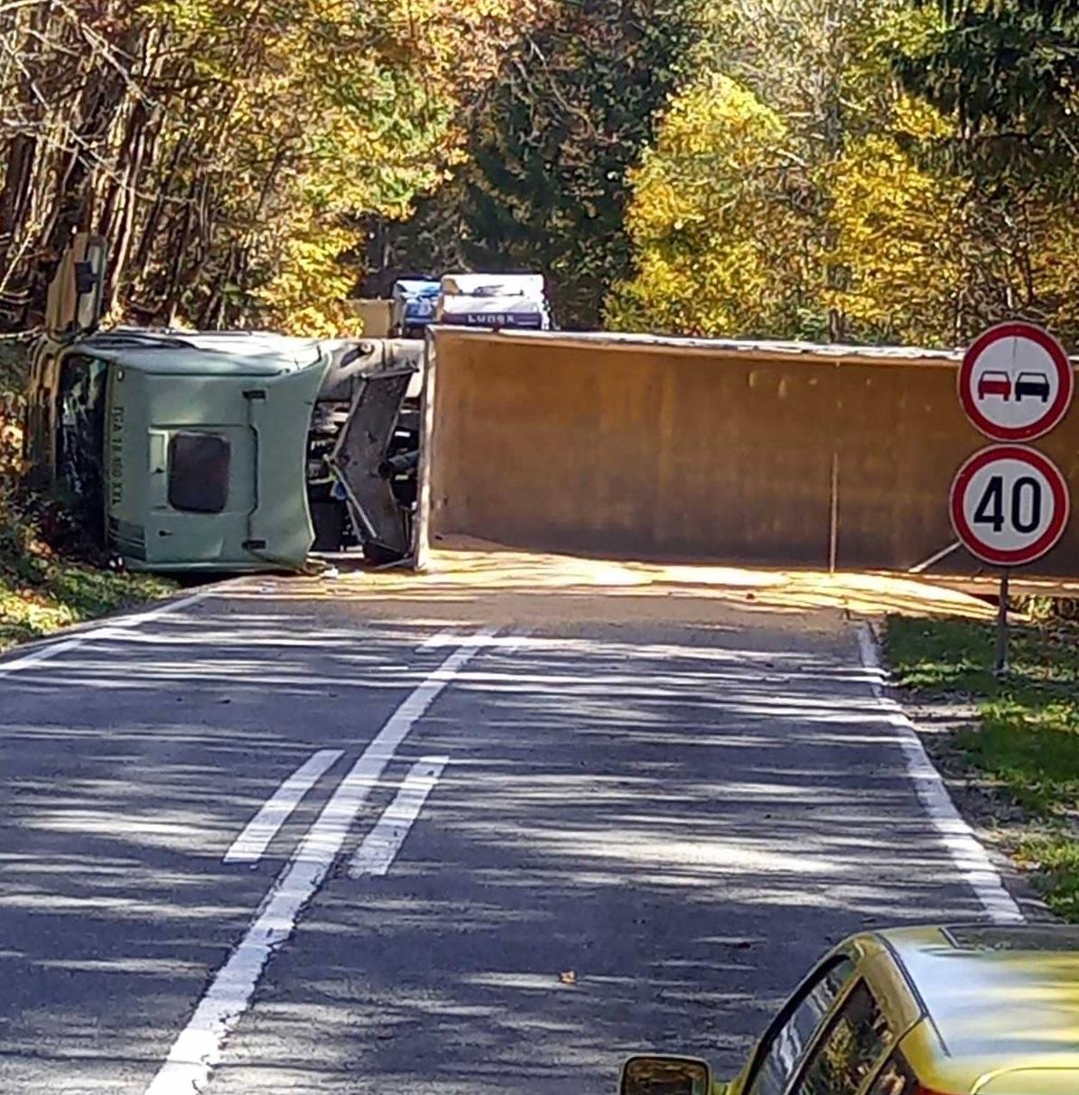 Kamion iz Srbije se prevrnuo kod Olova: Saobraćaj obustavljen
