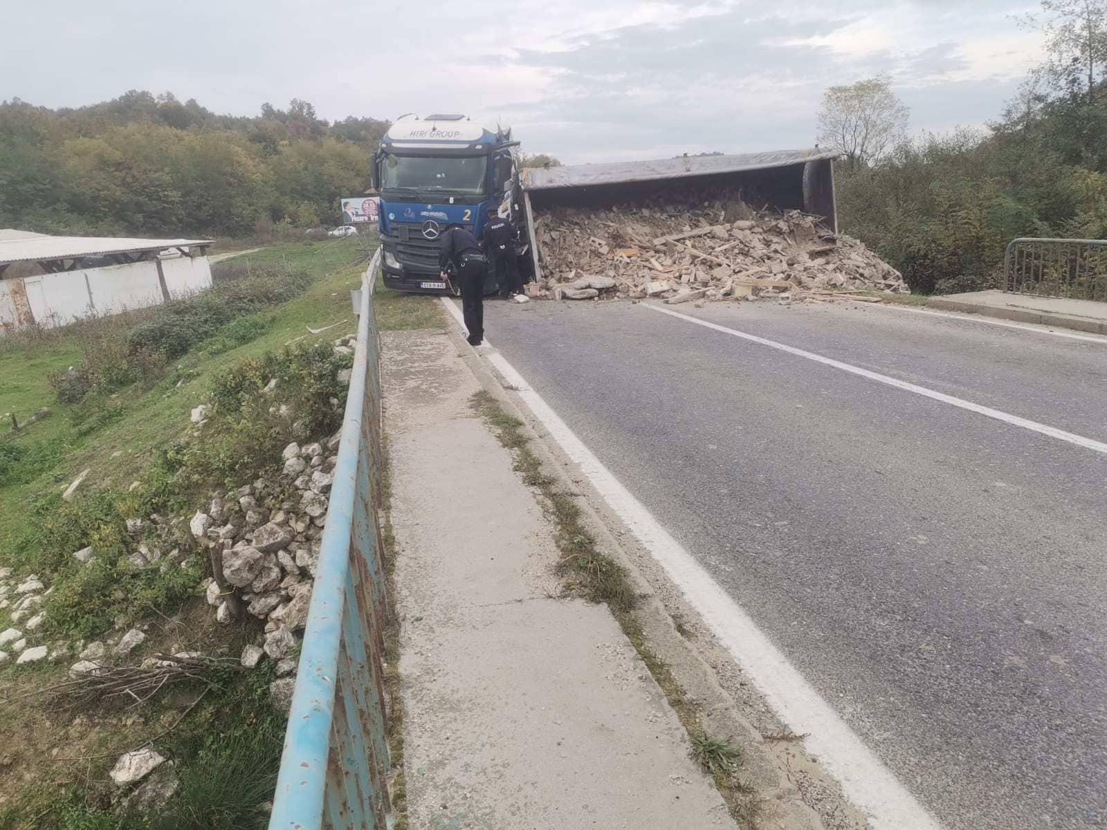 Kod Srebrenika se prevrnuo kamion: Potpuno zaustavljen saobraćaj