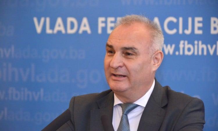 Ministru pravde Mati Joziću ugrađena dva stenta, oporavlja se u Orašju