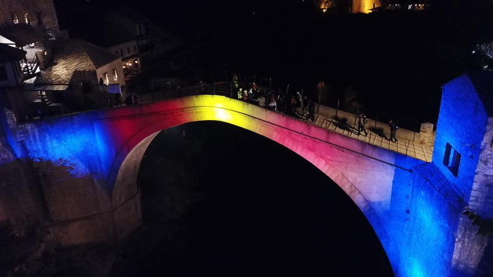 Stari most u bojama Red Bulla - Avaz