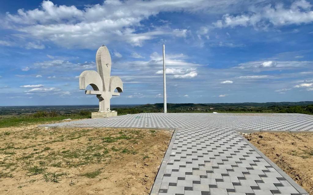 Ukljonjen spomenik "Ljiljan" - Avaz