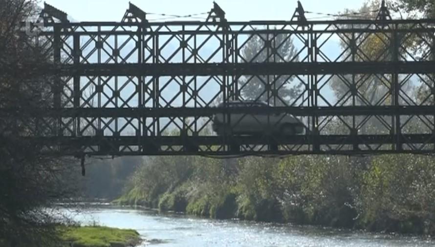 Preko Spreče vozila prelaze montažnim mostom koji je izgradio IFOR