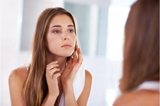 Je li sušenje lica peškirom zaista loše za kožu?