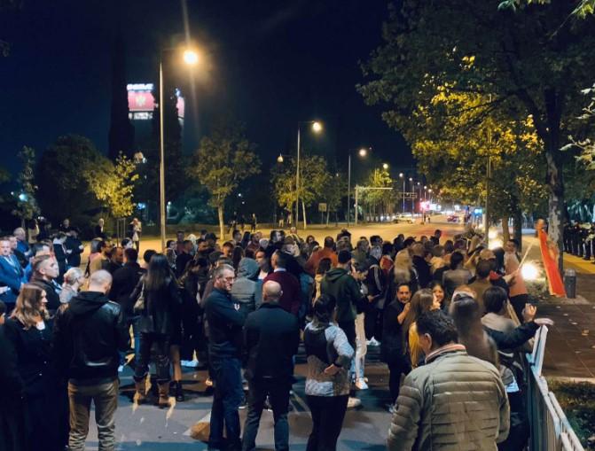 Građani se okupili ispred zgrade Skupštine Crne Gore: Država je ugrožena