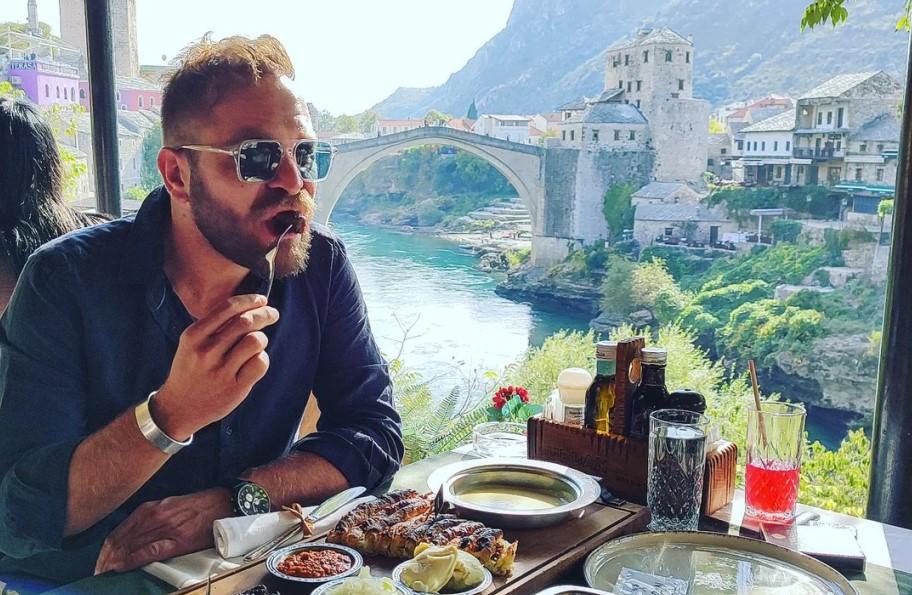 Hrvatskom chefu pao šećer u Mostaru: Jeo pitu kod Starog mosta, pa ga oduševile baklave