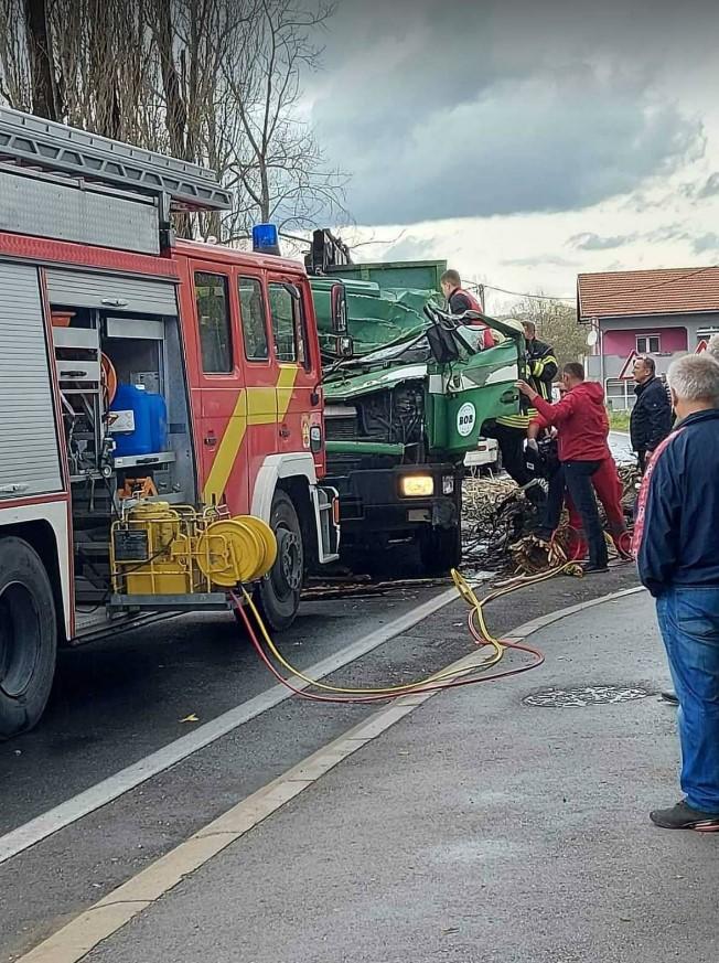 Užas u Bihaću: Stablo palo na kabinu kamiona, poginuo vozač!