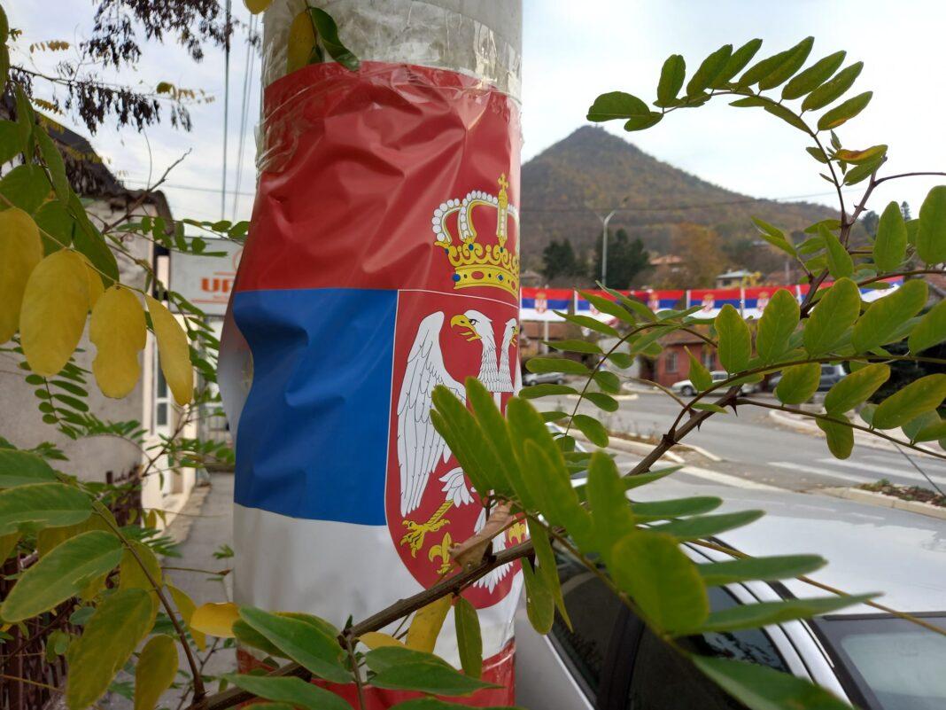 U Zvečanu postavljene zastave Srbije - Avaz