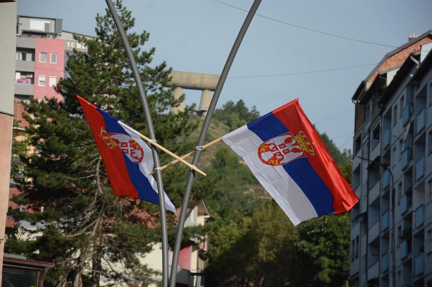 Zastave širom Kosovske Mitrovice - Avaz
