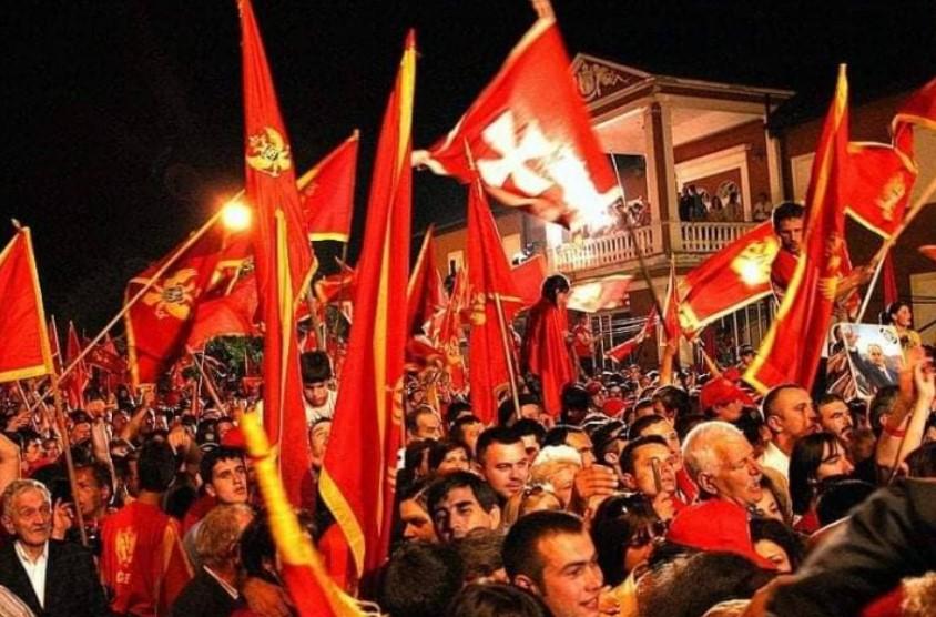 Ima nas. I biće! Okupljeni ispred parlamenta, Crnogorci će večeras pokazati prvenstveno – da ih ima