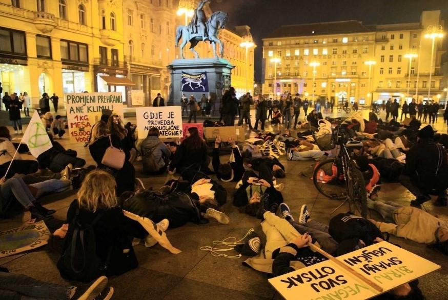 Građani izašli na Klimatski marš u Zagrebu, ležali po Trgu bana Jelačića