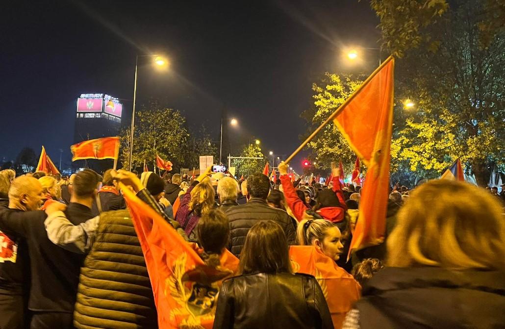U Podgorici je večeras ispred zgrade Skupštine Crne Gore održan mirni protest pod sloganom – Ima nas - Avaz