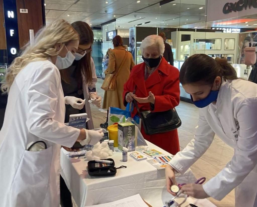 Studenti medicine u Sarajevu provode akciju besplatnog mjerenja šećera u krvi kao i krvnog pritiska