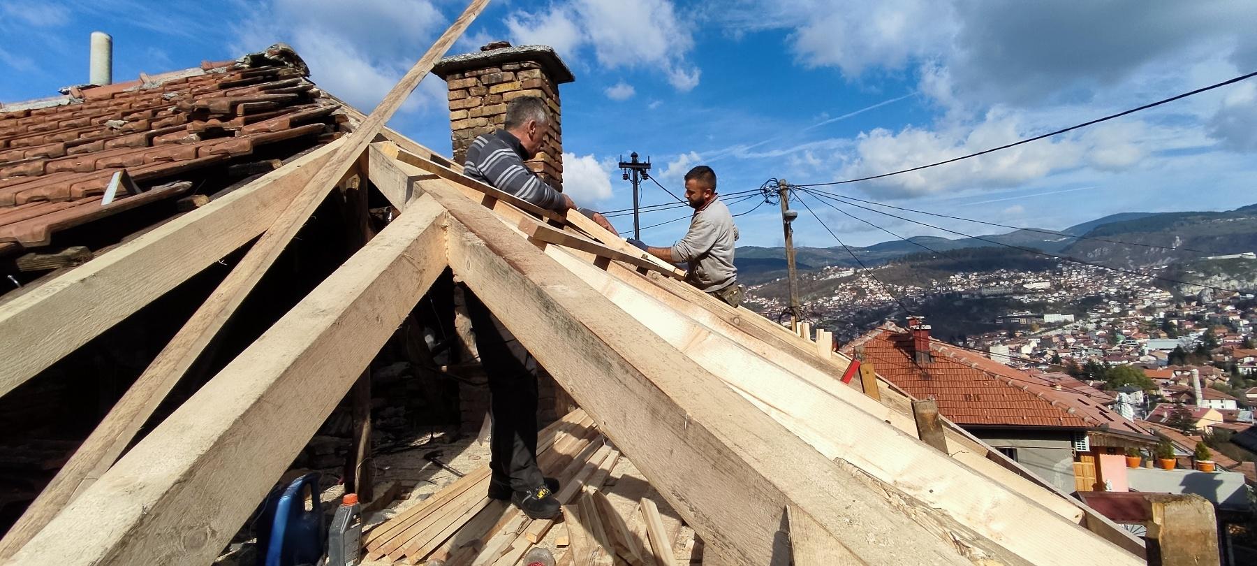 Počela sanacija krova na stambenom objektu koji je prošlog vikenda stradao u požaru na Širokači - Avaz