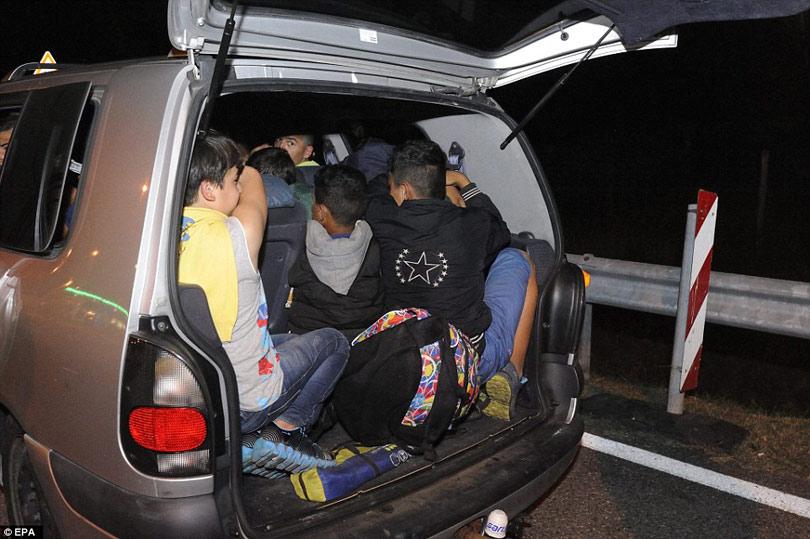 Migranti pronađeni u vozilu - Avaz