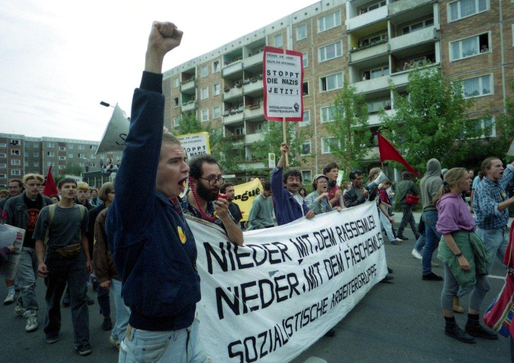 Sa protesta neonacista u Njemačkoj početkom 1990-ih - Avaz