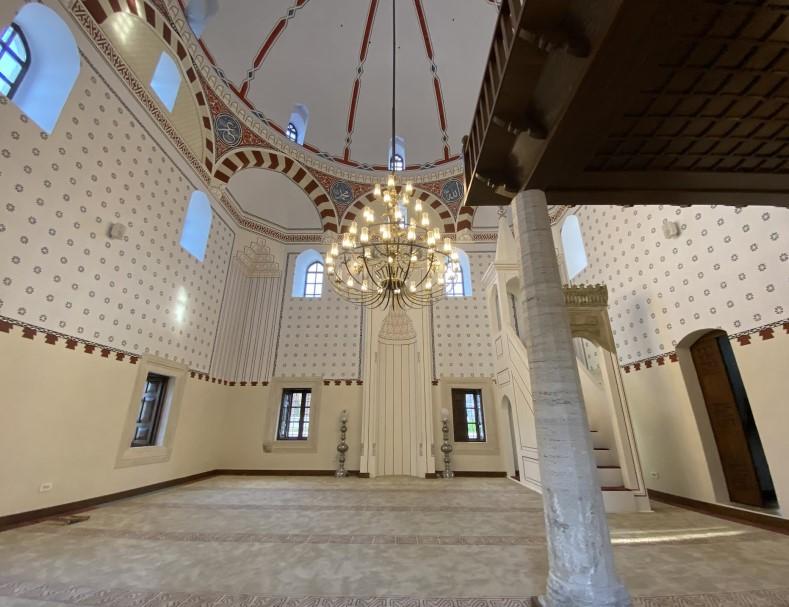 Unutrašnjost džamije - Avaz