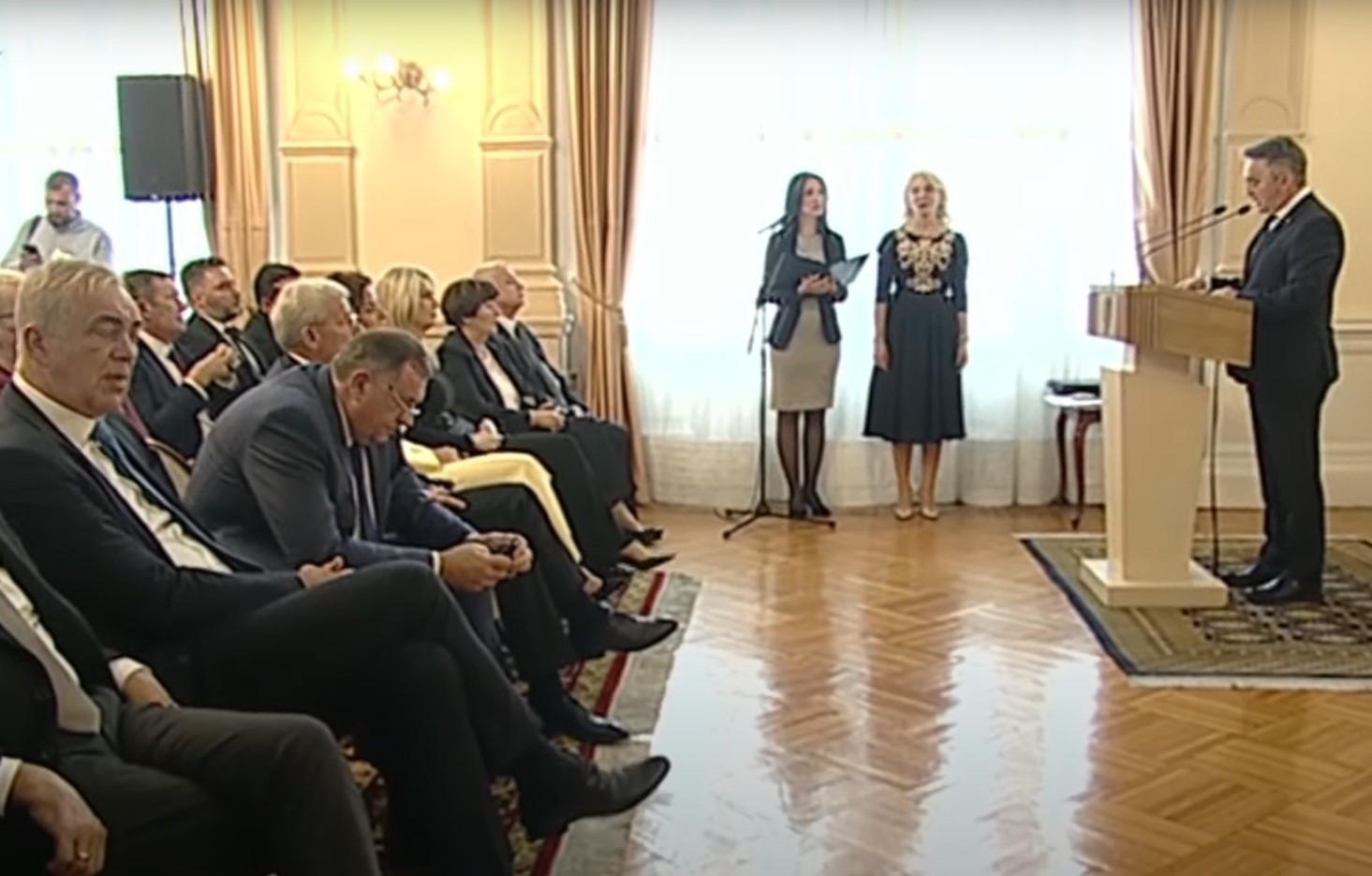 Dok je Komšić govorio, Dodik gledao u telefon - Avaz