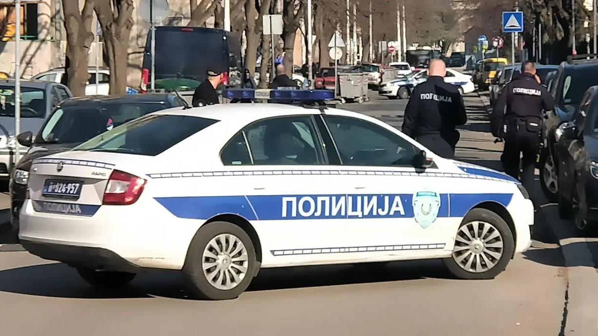 Stravična nesreća u Novom Sadu: Auto se prepolovio nakon udarca u drvo, poginuo momak, tinejdžerka kritično