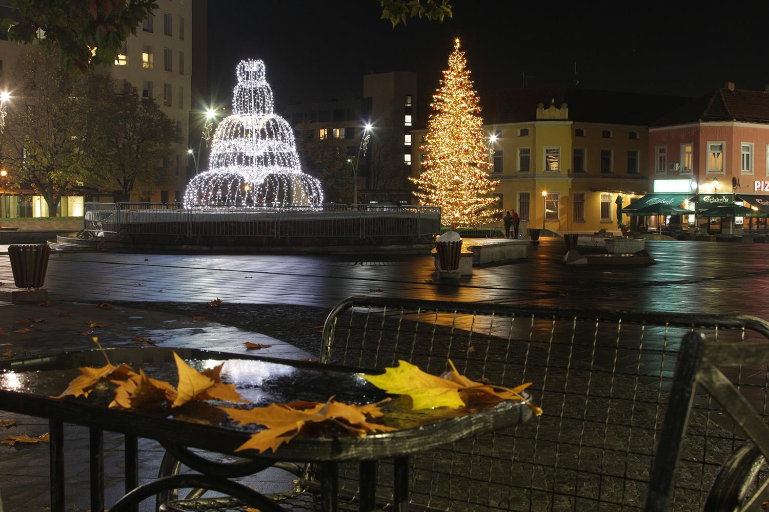 Osim svjetleće fontane, na Trgu je postavljena i nova novogodišnja jelka - Avaz