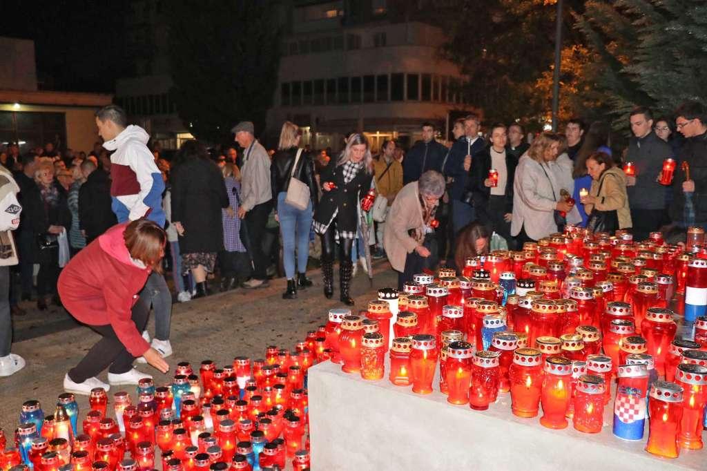 Građani Mostara zapalili svijeće - Avaz