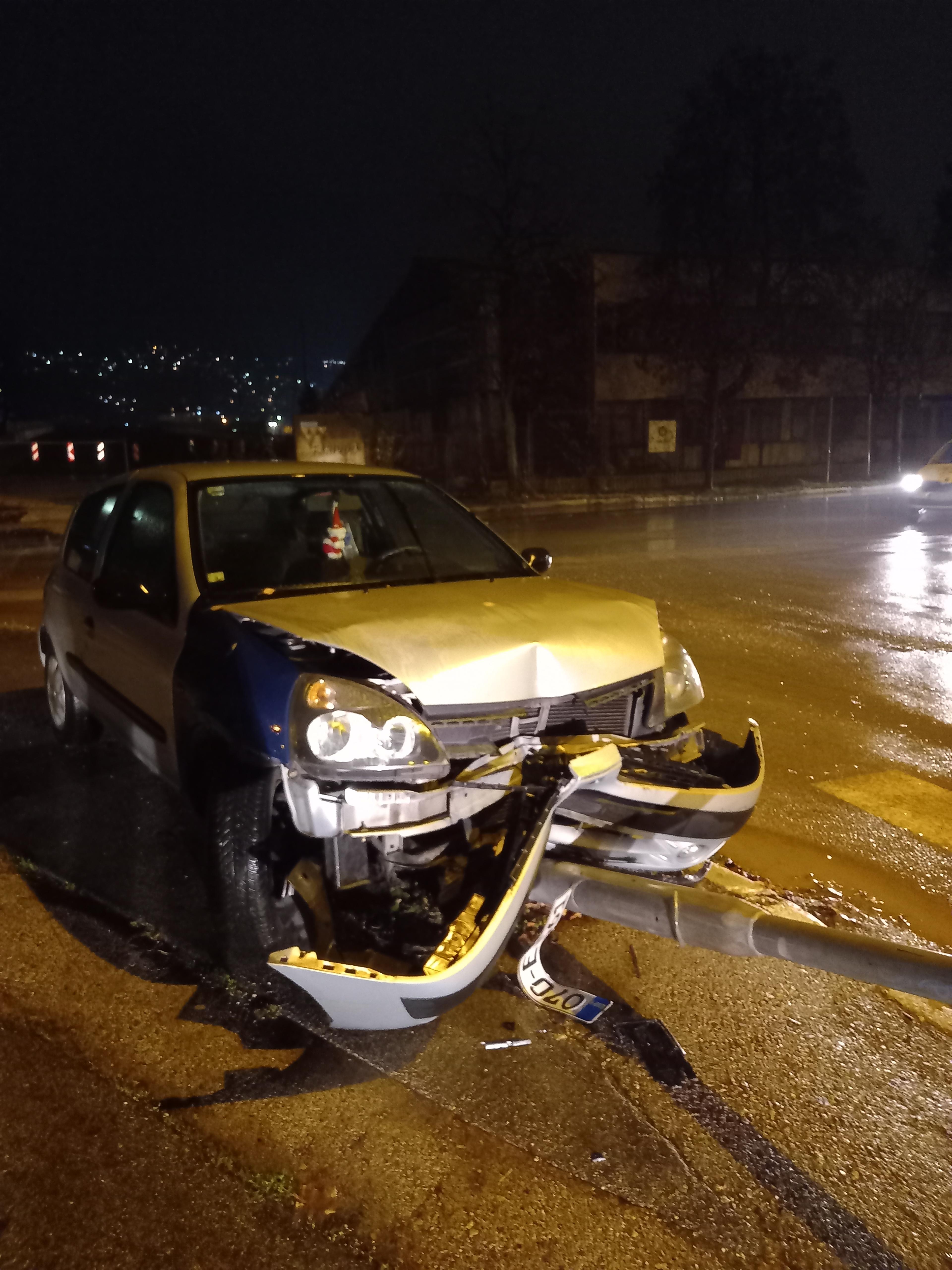 Nesreća u Sarajevu: Automobilom se zabio u semafor i srušio ga, vozač povrijeđen