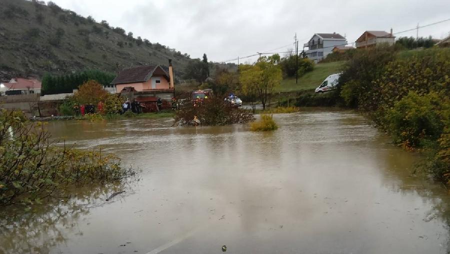 Stravična nesreća u Podgorici: Automobil sletio u potok, pronađeno tijelo jedne osobe