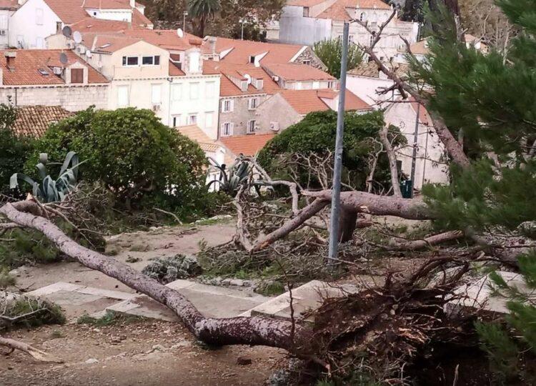 Snažna oluja pogodila Dubrovnik: Pričinjena šteta