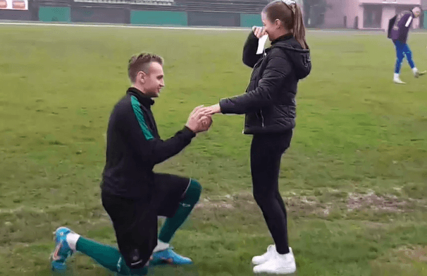 Romantika u Banovićima: Asim na poluvremenu utakmice zaprosio Eminu uz pjesmu Šake Polumente