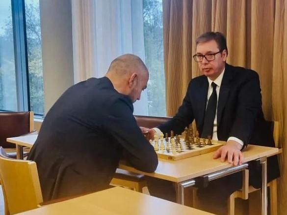 Vučić: Objavio je i fotografiju kako igra šaha - Avaz