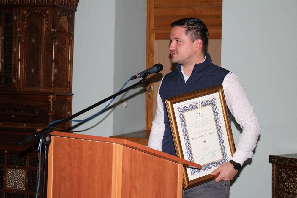Nagradu je primio Harun Karčić, sin profesora Karčića - Avaz