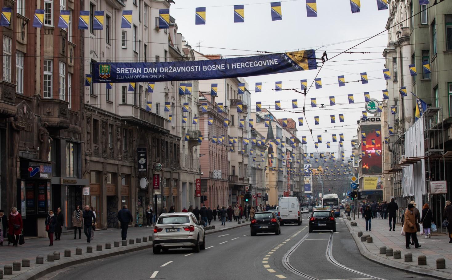 Ulice glavnog grada Sarajeva ukrašene su državnim zastavama - Avaz