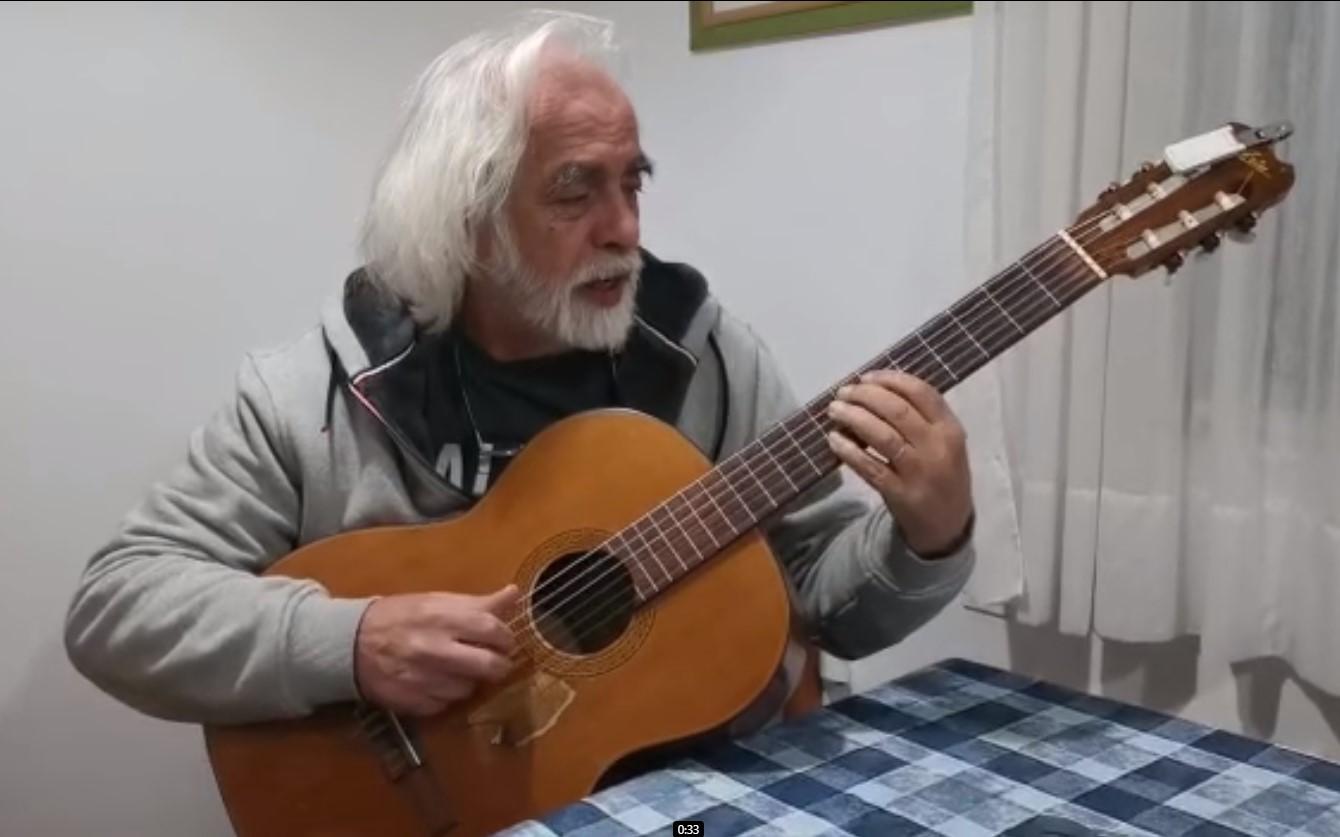 Ismet Kurtović, nakon 30 godina, zasvirao na gitari i emotivno zapjevao "Mojoj dragoj BiH"