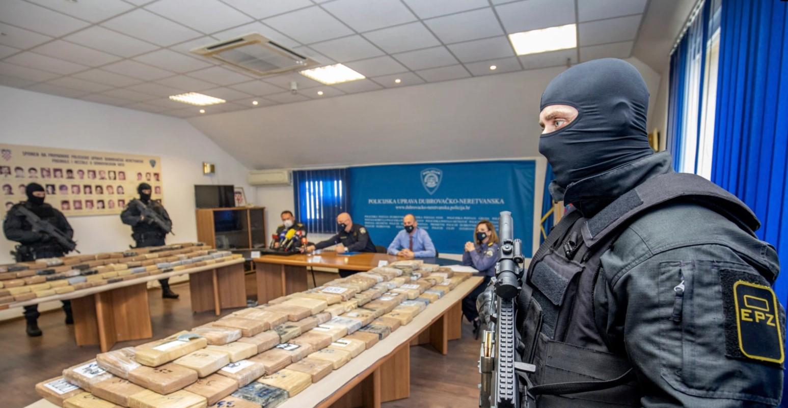 Paketi kokaina koje je zaplijenila hrvatska policija blizu luke Ploče - Avaz