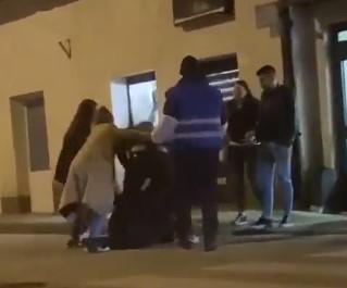 Kako se može vidjeti na videu jedan policajac je pretučen - Avaz