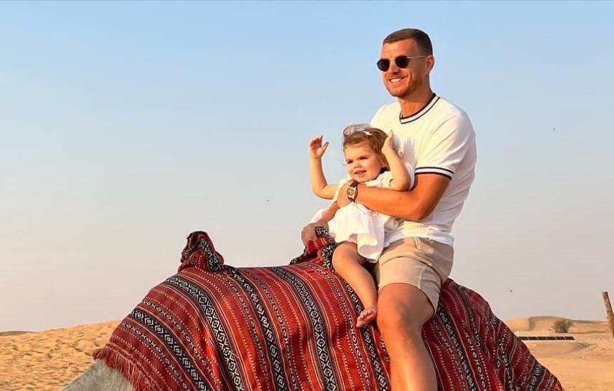 Edin Džeko sa kćerkicom Dalijom uživao u jahanju kamile