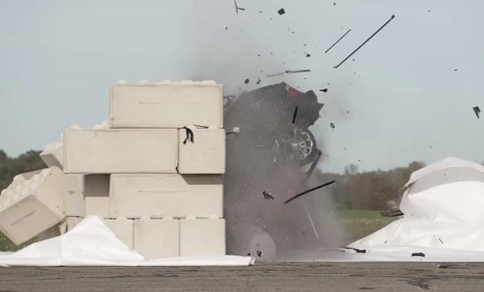 Video / Pogledajte kako izgleda sudar s betonskim blokom pri brzini od 150 kilometara na sat