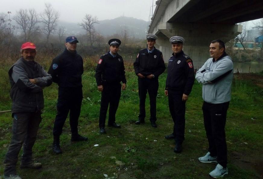 Hrabri policajci i mještani spasili djevojku - Avaz