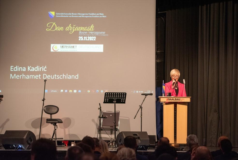 Kadirić:  "Merhamet" Njemačke je posebno ponosan na hiljade dodijeljenih stipendija za siromašne učenike i studente širom BiH - Avaz