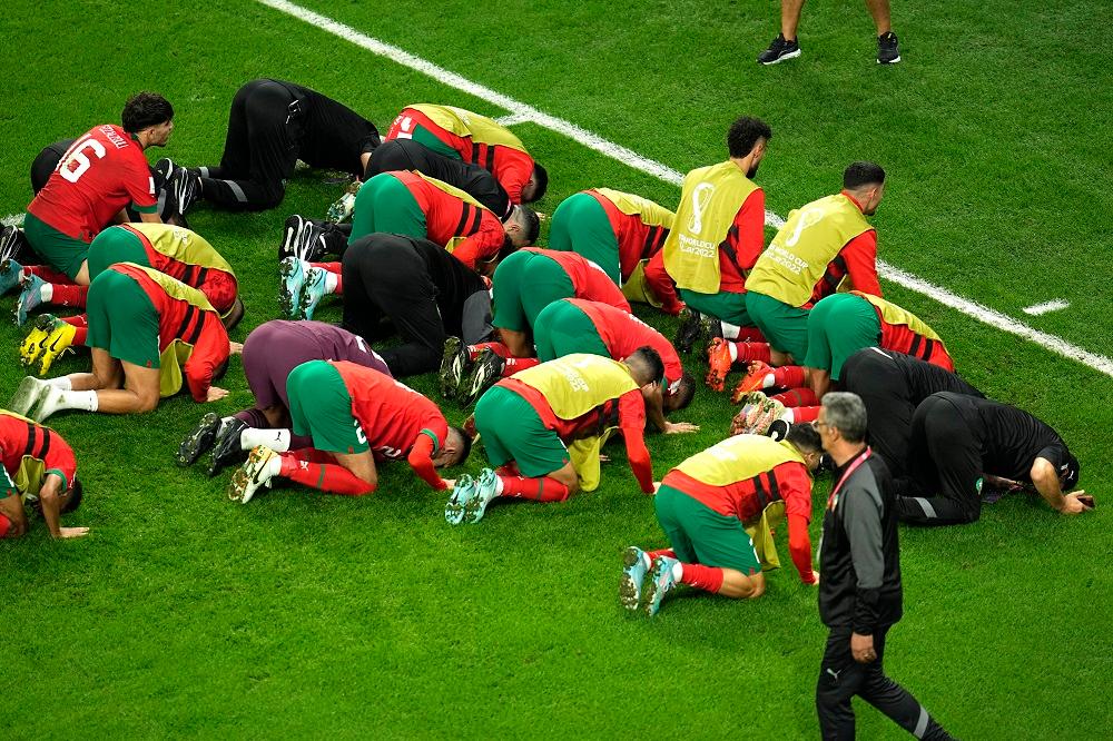 Fudbaleri Maroka izbacili Španiju sa Svjetskog prvenstva, pa pali na sedždu