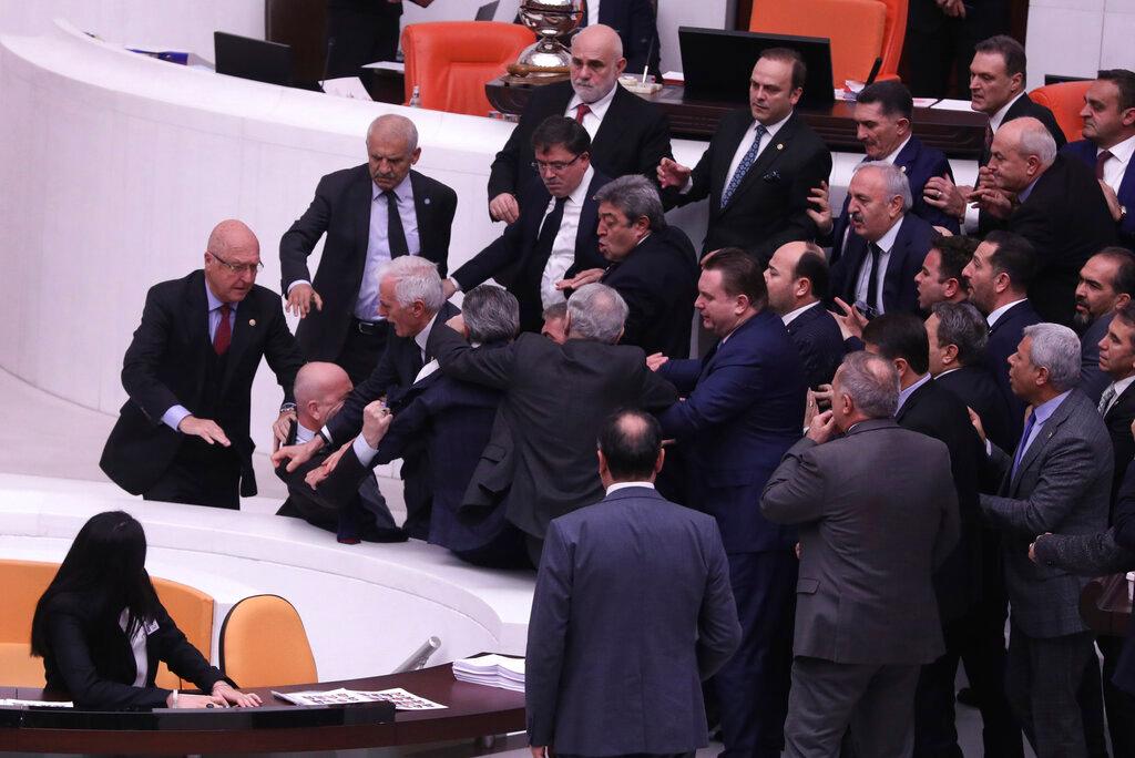 Tučnjava u turskom parlamentu: Poslanik završio na intenzivnoj njezi