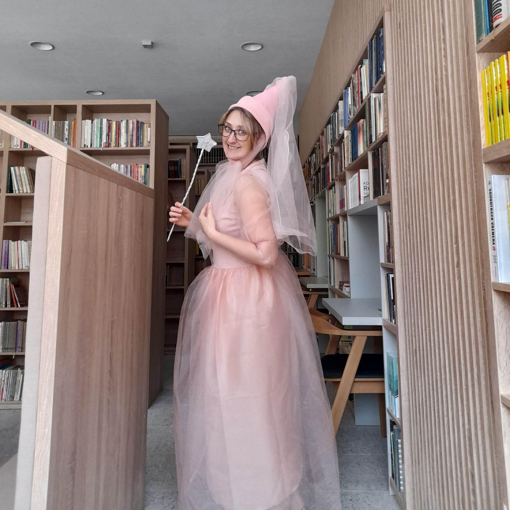 Bibliotekarka u kostimu vile djeci vraća ljubav prema knjigama
