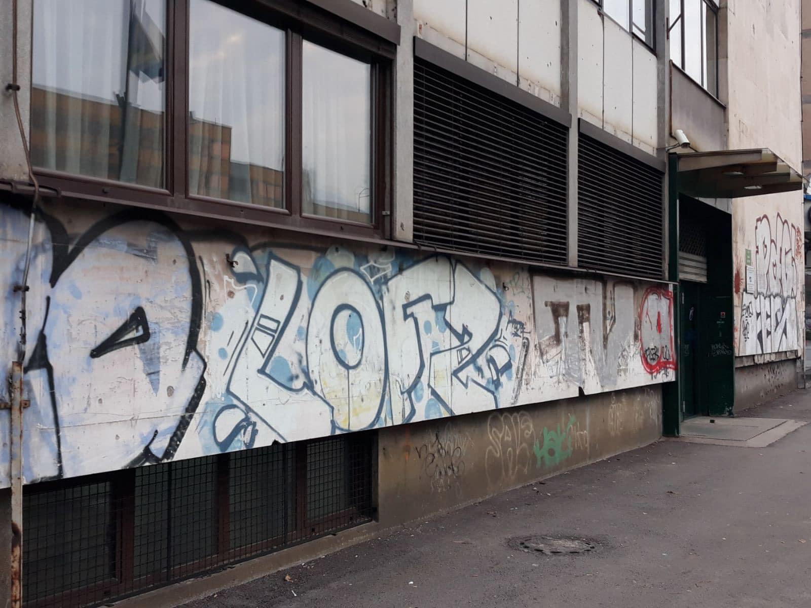 Ispisani grafiti na zgradi - Avaz