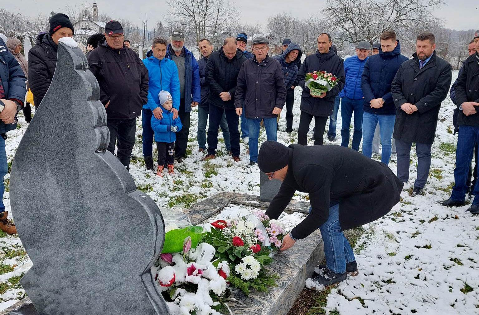 Obilježena godišnjica smrti: Brojni građani posjetili mezar Fadila Banjanovića Bracike u Kozluku