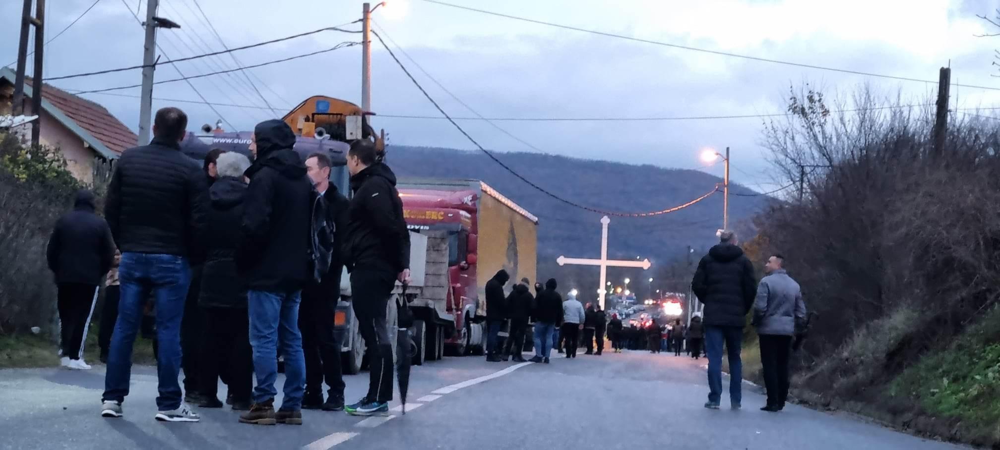 Glavne ceste na sjeveru Kosova i dalje blokirane