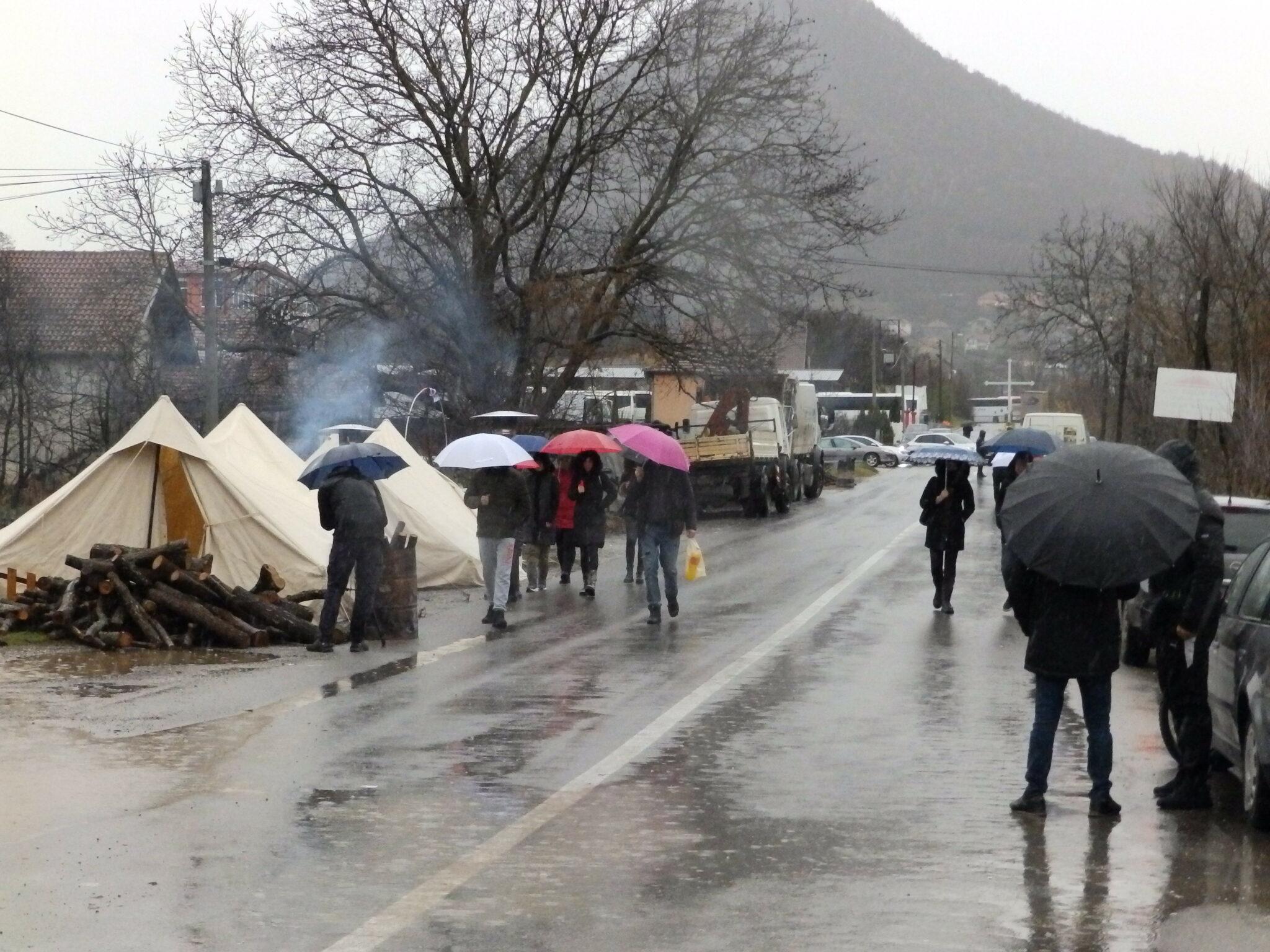 Noć na sjeveru Kosova protekla bez incidenata, Srbi i dalje na barikadama