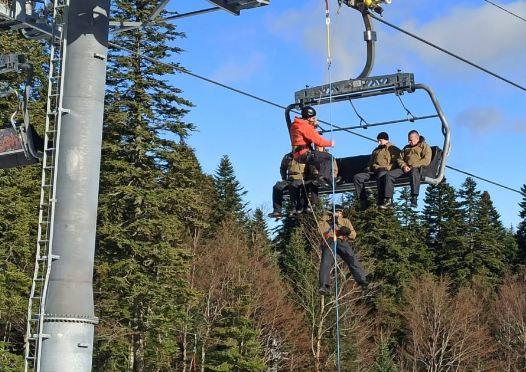 Policijski službenici FUP-a uspješno spasili skijaša na vertikalnom transportu na Bjelašnici