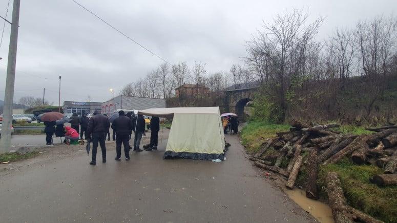 Barikade na Kosovu i dalje prisutne, KFOR poručio: Suzdržati se od provokativnih demonstracija sile