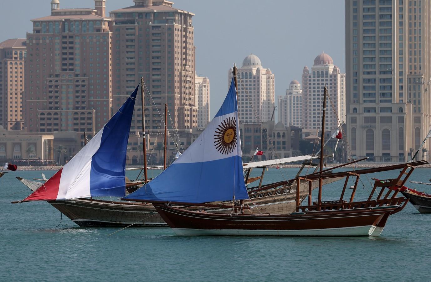Drveni čamci u Dohi plovili sa zastavama preostalih učesnika prvenstva